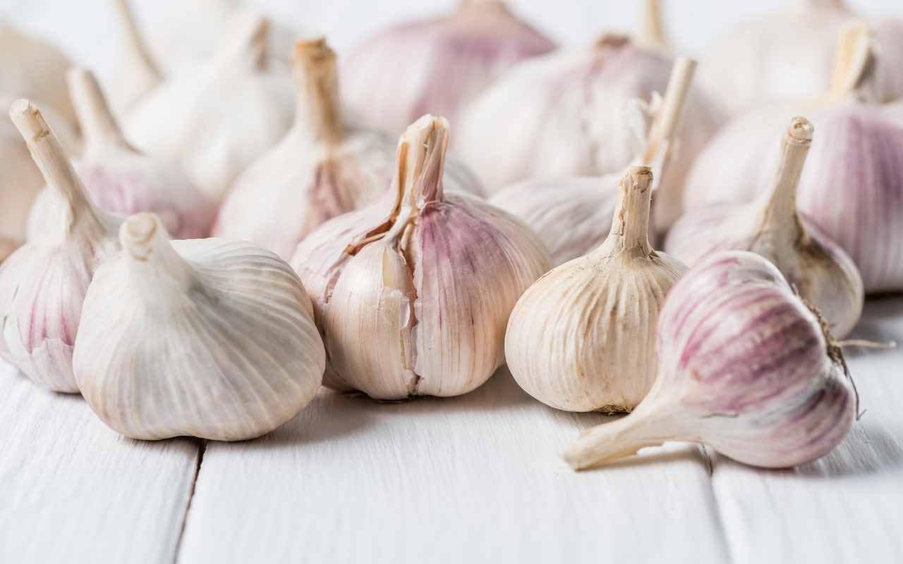 Das ist keine Dekoration: Warum man Knoblauch auf den Balkon hängen sollte und welche Vorteile das hat
