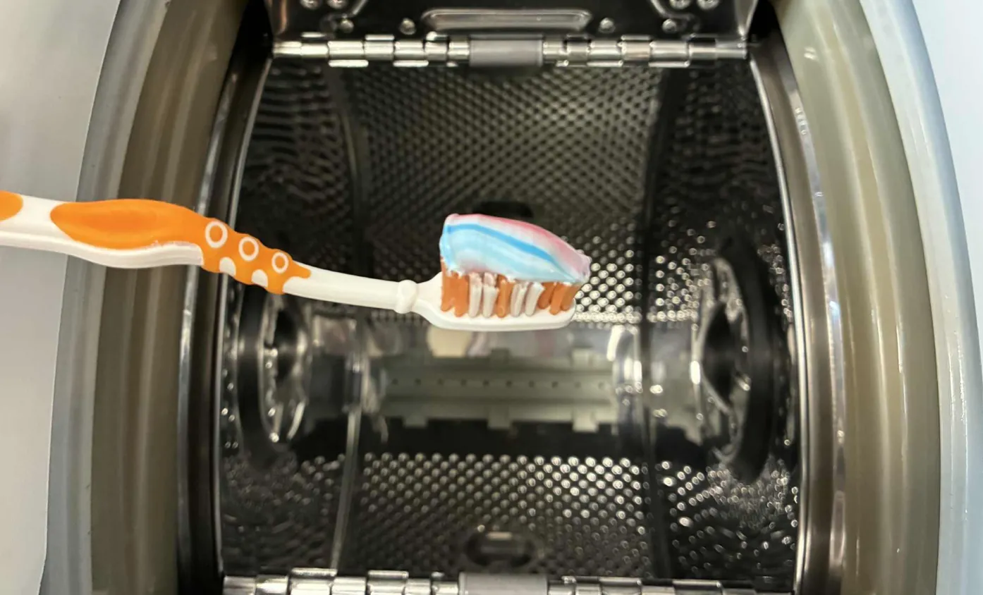 Ich nehme ein wenig davon und werfe es in die Trommel. Meine Waschmaschine glänzt immer und duftet.