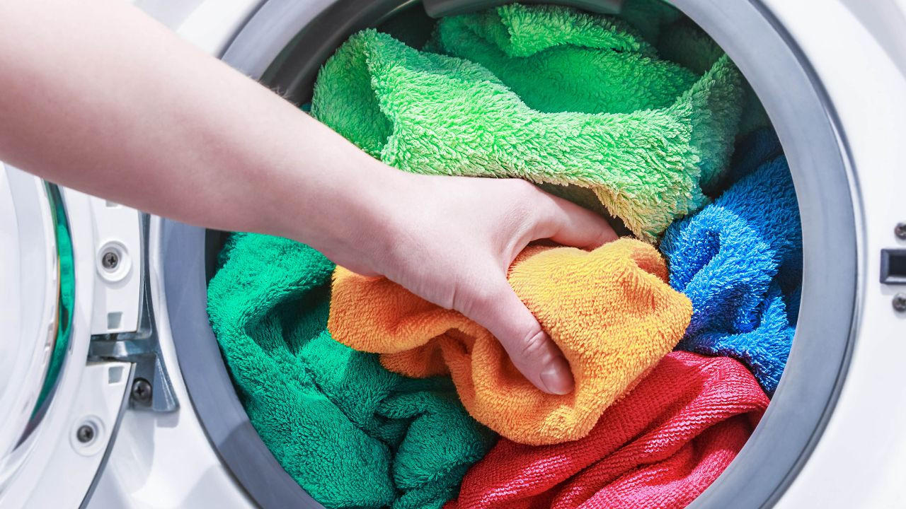 Wäschewaschen mit Salz: Wozu dient diese Mischung und warum wird sie von Reinigungsexperten empfohlen?
