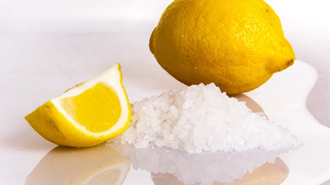 Eine Mischung aus Zitrone und Salz: Vorteile, wofür sie gut ist und wie man sie zu Hause richtig anwendet